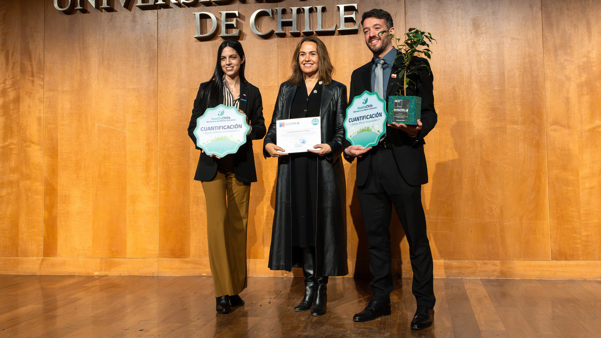 Vitacura recibe reconocimiento del Ministerio del Medio Ambiente por su compromiso con la gestión ambiental y reducción de emisiones