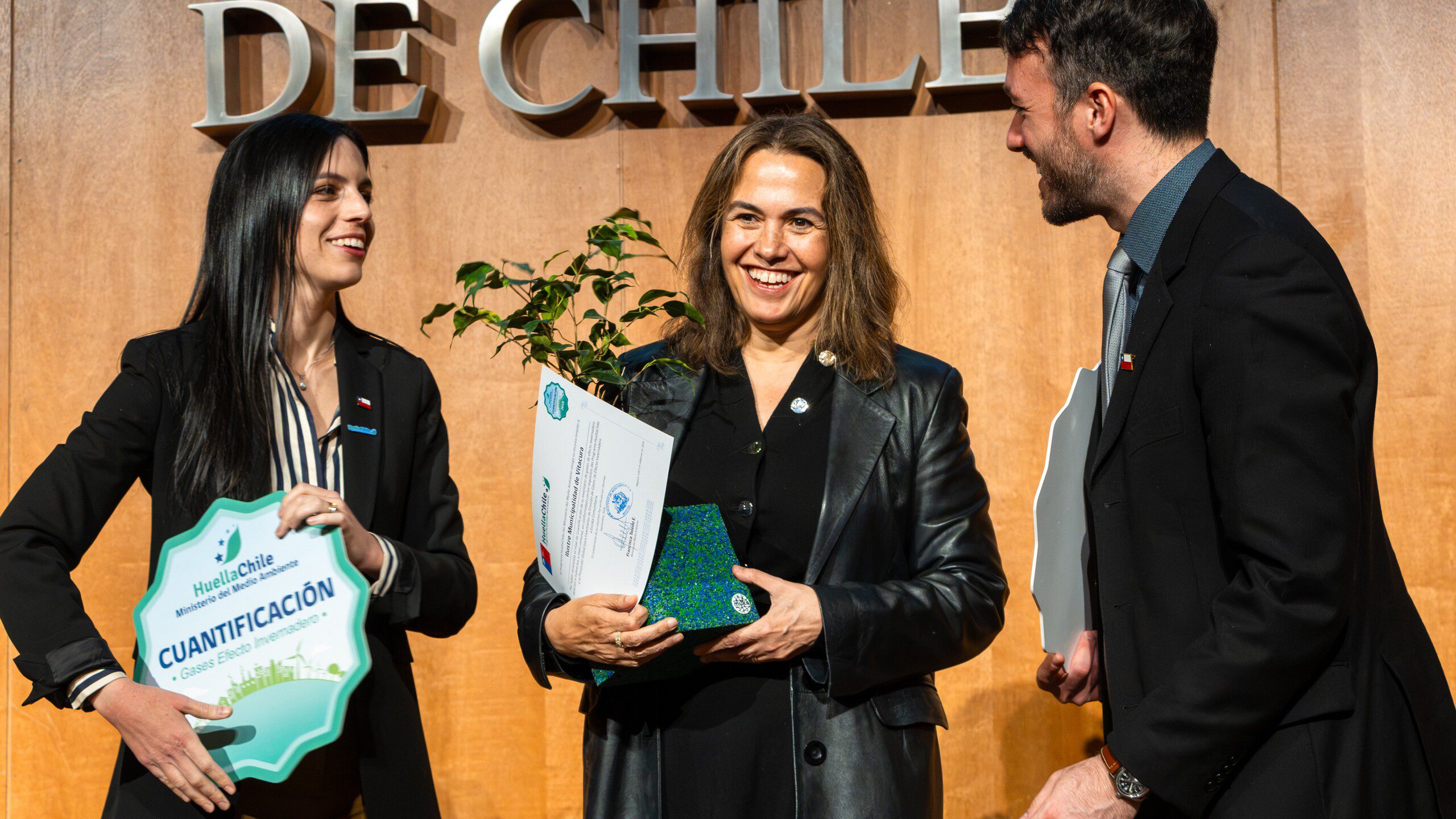Vitacura recibe reconocimiento del Ministerio del Medio Ambiente por su compromiso con la gestión ambiental y reducción de emisiones