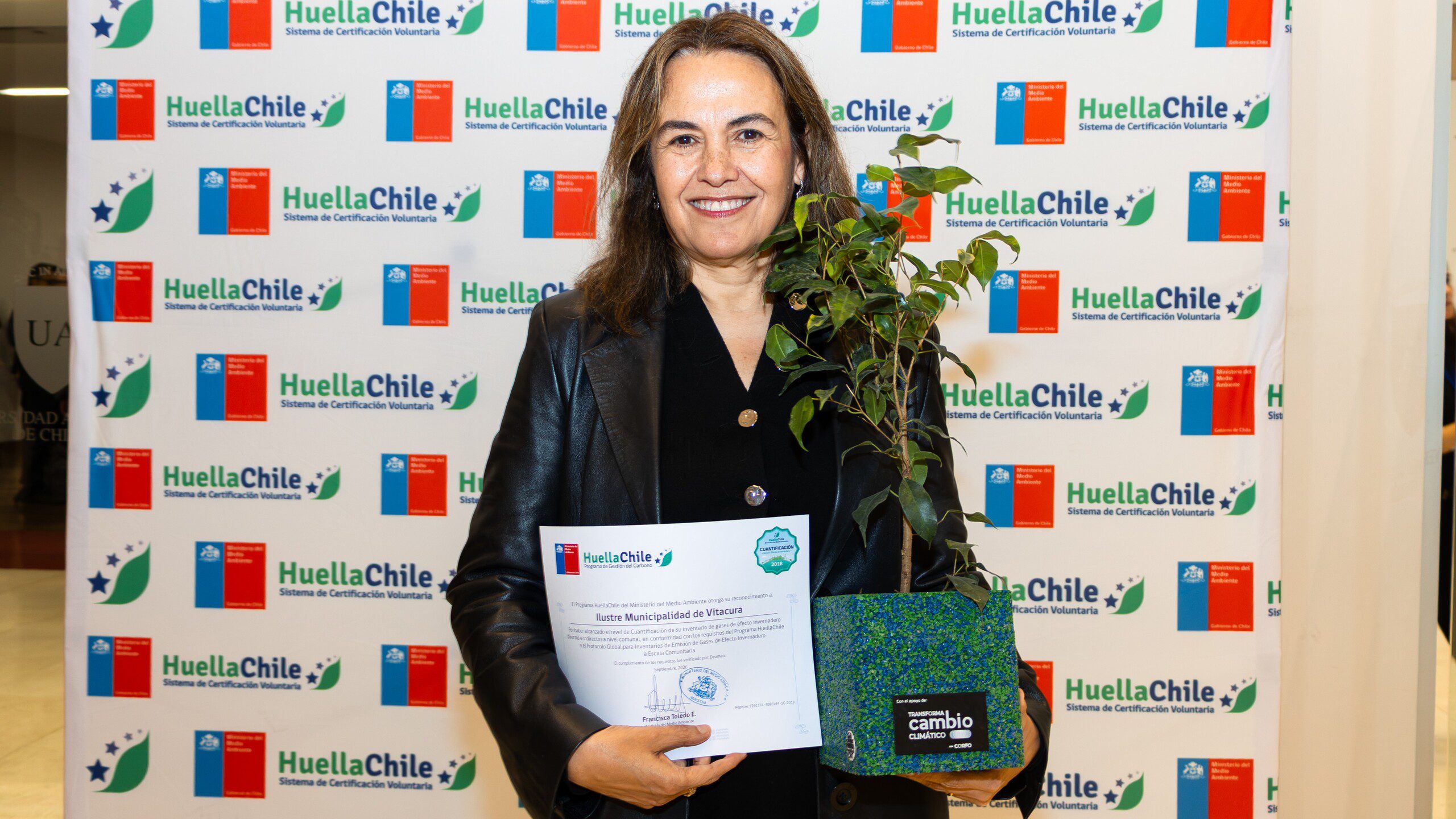 Vitacura recibe reconocimiento del Ministerio del Medio Ambiente por su compromiso con la gestión ambiental y reducción de emisiones