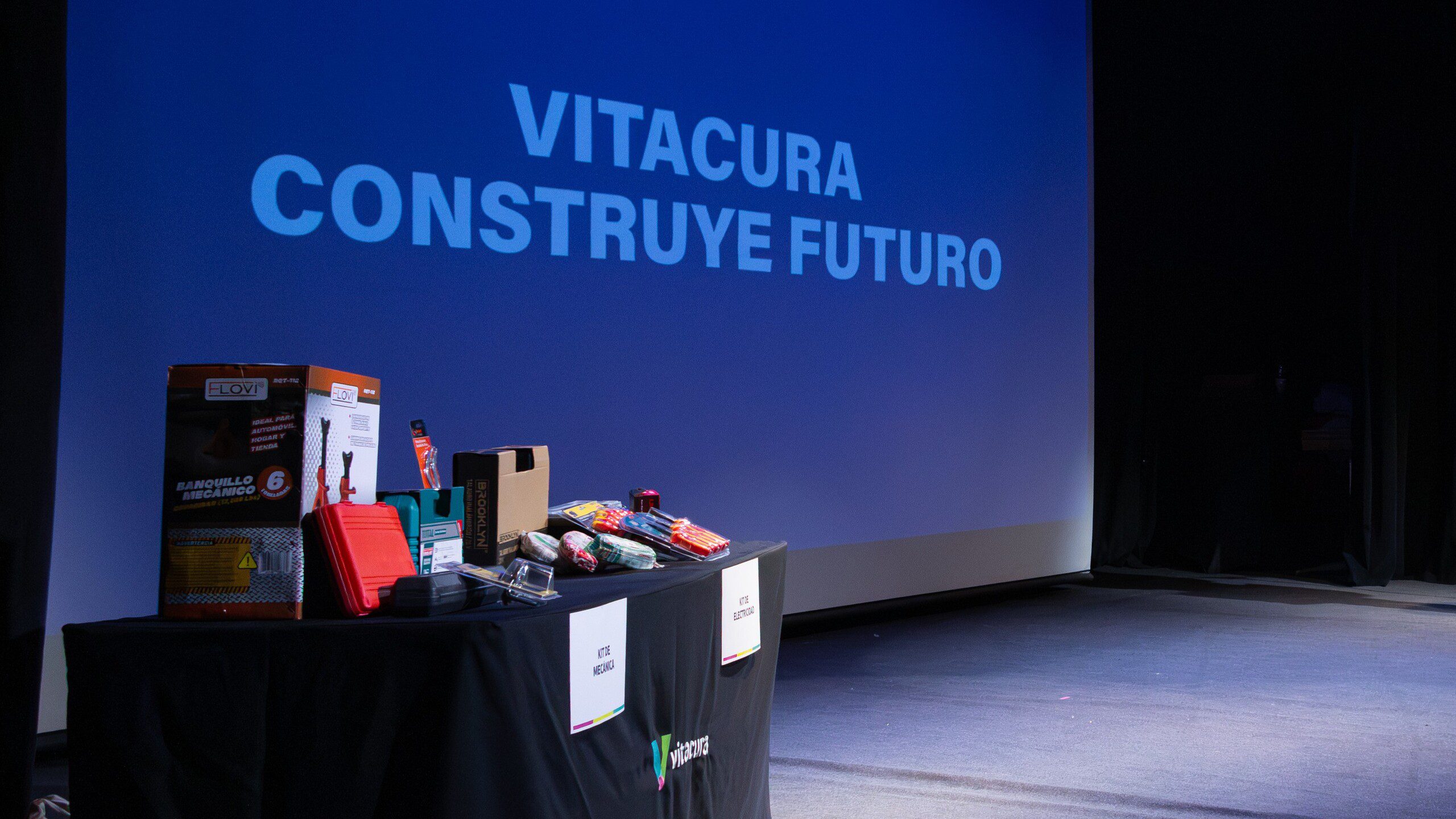 18 jóvenes finalizan capacitación en oficios y reciben kits de herramientas para impulsar su inserción laboral